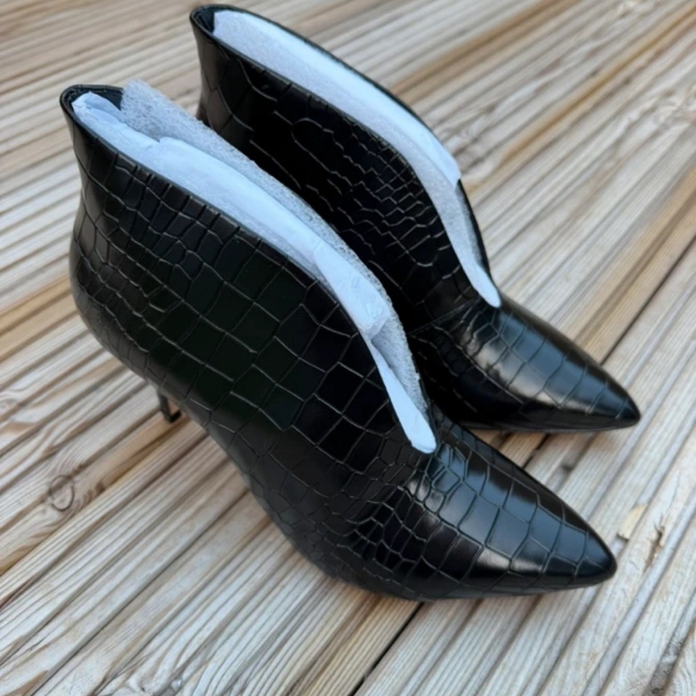 Chic Black Croc-Patterned Heeled Boots
